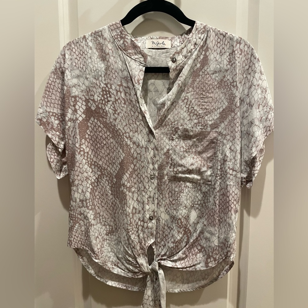 VGUC snakeskin button up perfect for seasonal transition with jeans